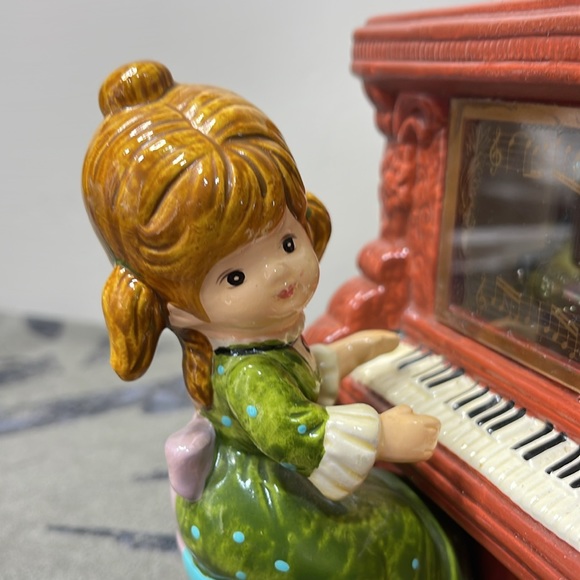 Vtg Toyo Porcelain Girl at Piano Music Box Japan, Plays The Blue Danube Waltz - Picture 2 of 11